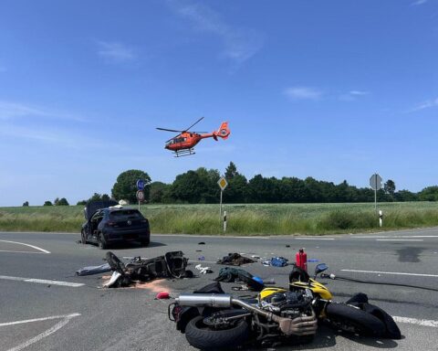 Rettungshubschrauber über Unfallstelle, verletzte Personen, Feuerwehr im Einsatz, schwerer Verkehrsunfall.