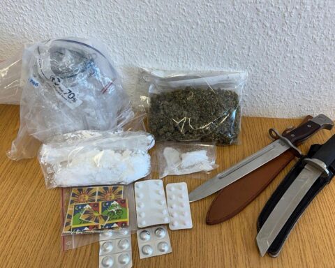 Polizei zeigt Drogenfund: Amphetamin, Crystal Meth, LSD und Cannabis nach Durchsuchung sichergestellt.