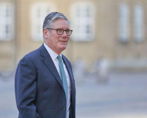 Keir Starmer unter Druck: Gesundheitsminister tritt zurück, mögliche Parteikandidatur in Sicht.