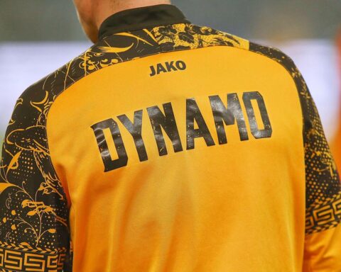 Dominik Kother im Dynamo-Trikot, wechselt zum MSV Duisburg, Symbol für sportliche Veränderung.