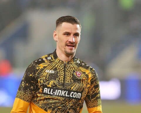 Stefan Kutschke in Dynamo-Trikots, verabschiedet sich von fans, Symbol für Identifikation und Karriere.