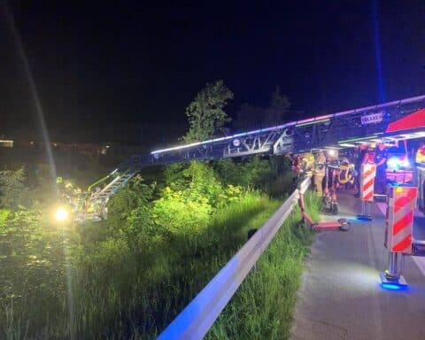 E-Scooter-Fahrer verursacht nächtlichen Feuerwehreinsatz; unwegsames Gelände, Wärmebildkamera und Drohne im Einsatz.