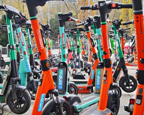 E-Scooter-Fahrerin nach Unfall auf Kreuzung schwer verletzt, Rettungskräfte im Einsatz.