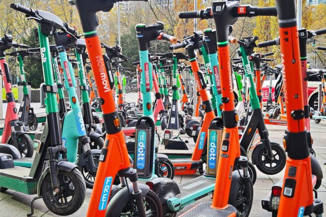 E-Scooter-Fahrerin nach Verkehrsunfall in Mitte im Krankenhaus