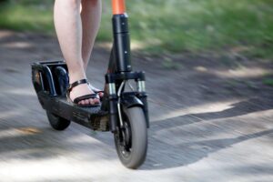 Polizei kontrolliert manipulierte E-Scooter und Mopeds; Fahrer ohne Lizenz und Versicherung.