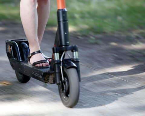 Polizei kontrolliert manipulierte E-Scooter und Mopeds; Fahrer ohne Lizenz und Versicherung.