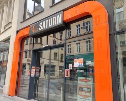 Einkaufszentrum mit Saturn-Logo, symbolisiert mögliche Übernahme durch JD und EU-Bedenken.