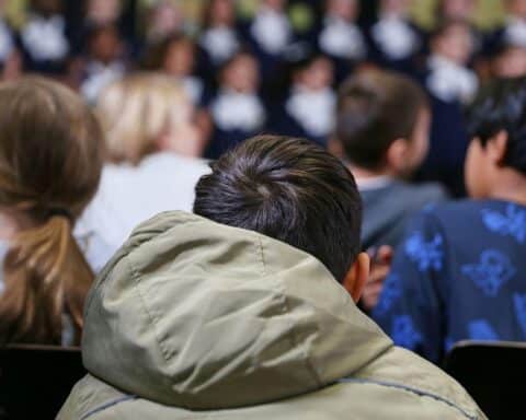 Fröhliche Kinder genießen frisches Obst und Gemüse in einer Schule, gesund und kostenlos.