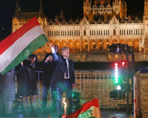 Péter Magyar steht vor einem Regierungsgebäude, symbolisiert die Hoffnung auf Korruptionsbekämpfung in Ungarn.