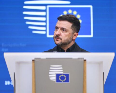 Wolodymyr Selenskyj im Zentrum, umgeben von symbolischen Elementen für Korruption und EU-Beitritt.