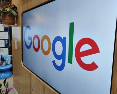 EU verhängt Rekordstrafe gegen Google wegen digitaler Marktverstöße; Kommissar spricht über Gespräche und Zugeständnisse.