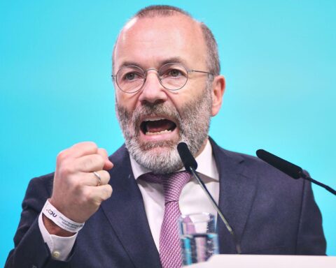 Manfred Weber fordert europäische Verteidigungsstärke und nukleare Kooperation, um Souveränität zu sichern.