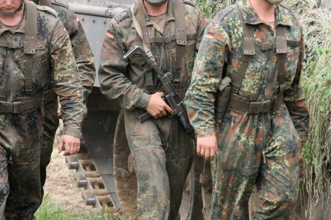 EVP will militärisches EU-Hauptquartier und EU-Sicherheitsrat