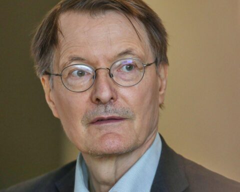 Karl Lauterbach betont: Entwicklungszusammenarbeit ist entscheidend gegen Ebola-Ausbreitung und zukünftige Pandemien.