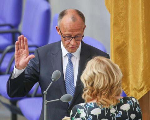 Friedrich Merz während seiner Vereidigung in Berlin, Symbol für Regierungsanfänge und öffentliche Unzufriedenheit.