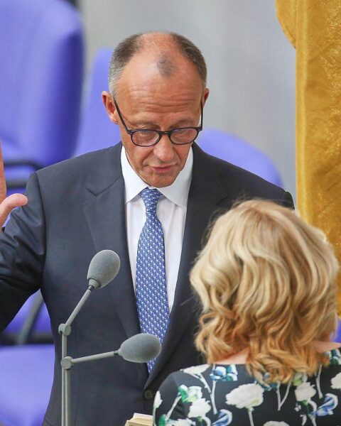 Friedrich Merz während seiner Vereidigung in Berlin, Symbol für Regierungsanfänge und öffentliche Unzufriedenheit.