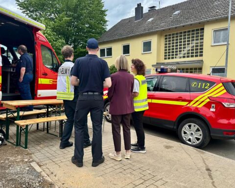 Einsatzkräfte evakuieren und überprüfen kritisch betroffene Wohnhäuser nach Deckeneinsturz in Heiligenhaus.