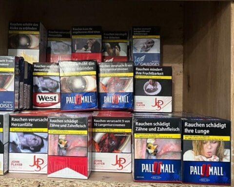 Beute von Zigarettenautomaten: Zigaretten, Geld und Sprengmaterial in einer beschlagnahmten Wohnung.