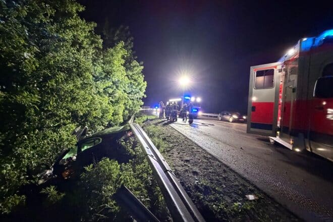 Ersthelfer betreuen Fahrerin nach Unfall auf der A57 bei Neuss