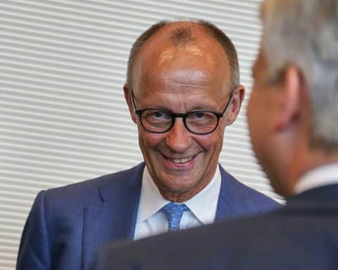 Friedrich Merz im Gespräch mit diplomatischen Vertretern, symbolisierend Deutschlands Rolle in europäischer Sicherheit.