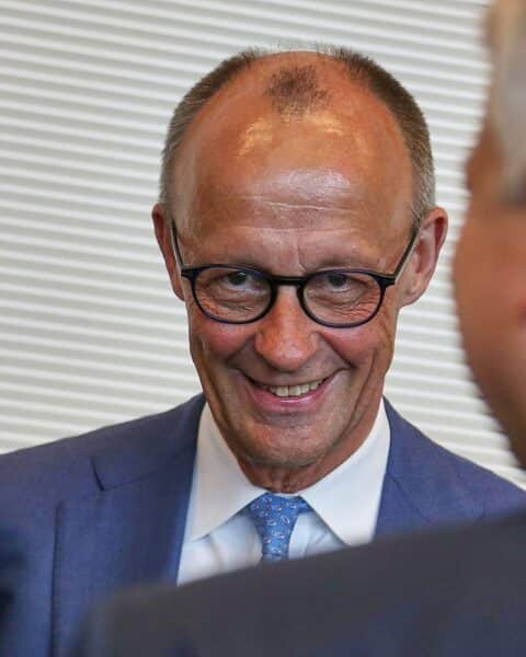Friedrich Merz im Gespräch mit diplomatischen Vertretern, symbolisierend Deutschlands Rolle in europäischer Sicherheit.