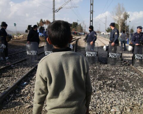 Ein Flüchtlingsjunge in Griechenland, der die Herausforderungen an den EU-Außengrenzen symbolisiert.