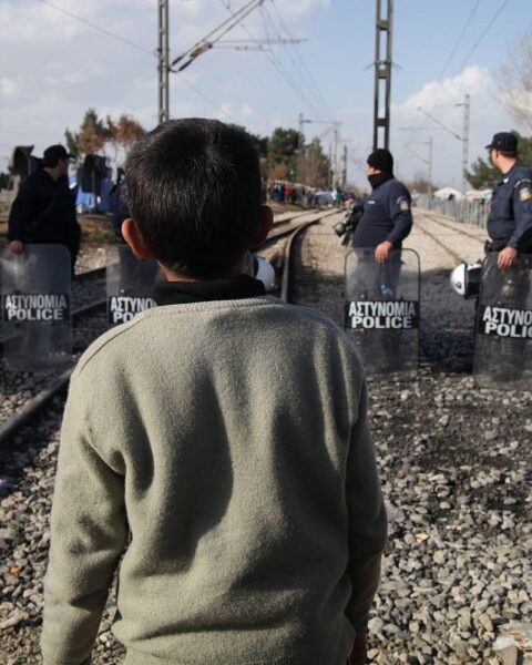 Ein Flüchtlingsjunge in Griechenland, der die Herausforderungen an den EU-Außengrenzen symbolisiert.