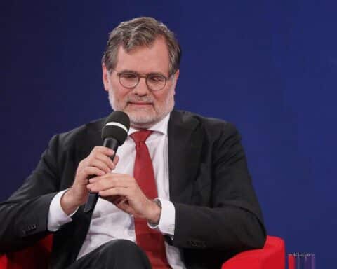 Wolfgang Schmidt diskutiert Koalitionskonflikte und systemische Herausforderungen der Regierungszusammenarbeit in Berlin.