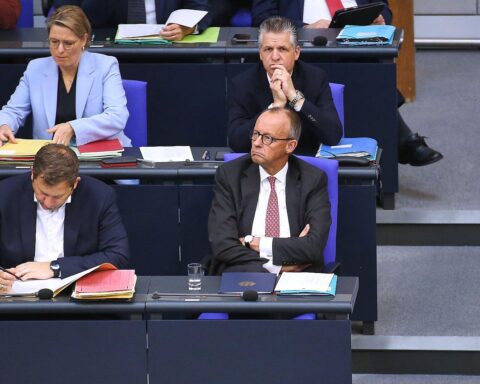 Joe Kaeser empfiehlt Merz Minderheitsregierung, warnt vor AfD-Wachstum und Koalitionsversagen.