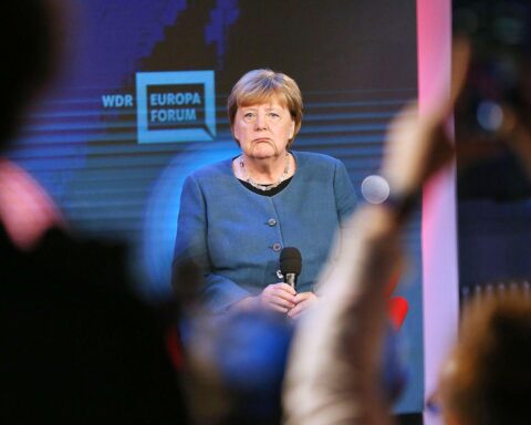 Angela Merkel diskutiert mit Herbert McMaster über Russland und politische Täuschung.