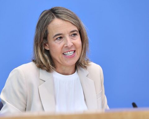 Ulrike Malmendier diskutiert gezielte finanzielle Entlastungen und kritisiert die Gießkanne-Politik der Regierung.