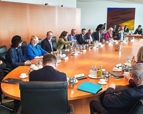 Kabinettssitzung mit Politikern, Diskussion über Reformen, Trostlosigkeit in der Demokratie, Deutschland, Veränderung.