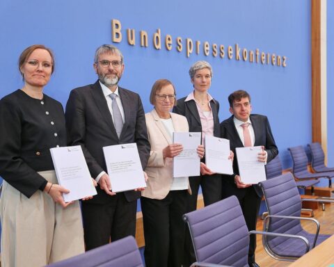 Expertengremium analysiert Treibhausgasemissionen 2025, fordert umfassende Anpassungen der Klimapolitik.