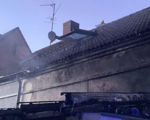 Explosion und Brand in Wohnhaus, Feuerwehr im Einsatz, Rauch und Flammen sichtbar.