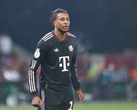 Bayern-Spieler feiern späten Ausgleichstreffer, während PSG jubelt über Halbfinaleinzug.