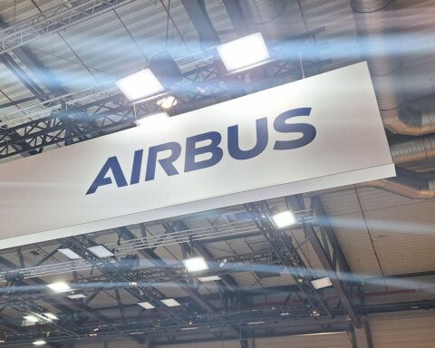 Airbus-Logo mit einem modernen Kampfjet im Hintergrund, symbolisiert europäische Verteidigungskooperation.