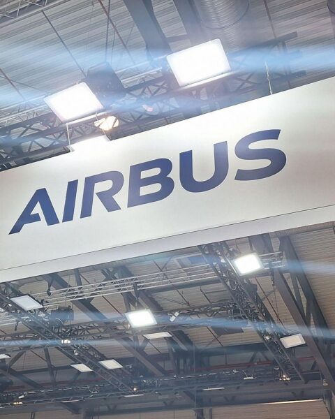 Airbus-Logo mit einem modernen Kampfjet im Hintergrund, symbolisiert europäische Verteidigungskooperation.