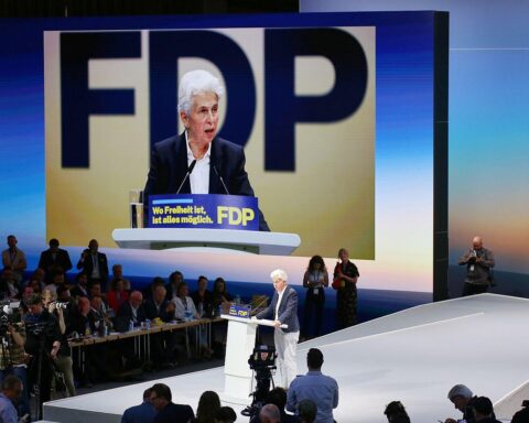 Marie-Agnes Strack-Zimmermann, mögliche FDP-Parteichefin, umgeben von Unterstützern beim Parteitag.