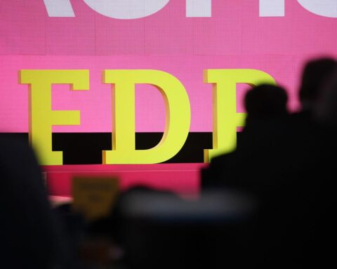 FDP-Logo vor dem Hintergrund einer klaren Botschaft gegen Antisemitismus und für Unterstützung der jüdischen Community.