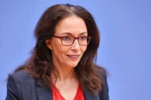 Yasmin Fahimi, wiedergewählt als DGB-Vorsitzende, kritisiert Angriffe auf Sozialstaat und Arbeitsrechte.