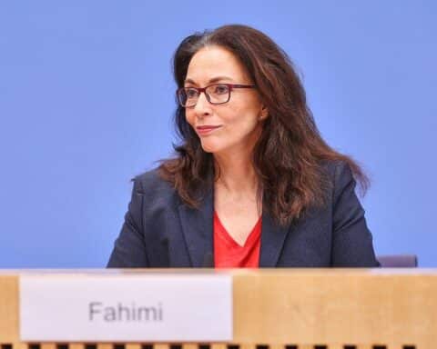 Yasmin Fahimi bei einer Pressekonferenz, betont Gespräche über Reformen mit der Regierung.
