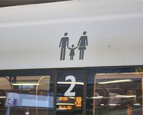 Familienabteil der Deutschen Bahn mit Kindern, die gemeinsam reisen und Spaß haben.
