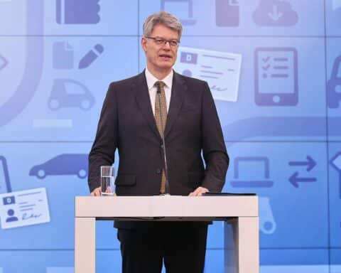 Fahrlehrerverbände fordern Reformnachbesserungen zur Senkung der Führerscheinkosten und Digitalisierung.
