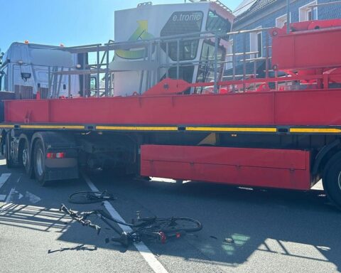 Unfall zwischen Fahrradfahrer und LKW, Feuerwehr und Rettungsdienste am Einsatzort sichtbar.