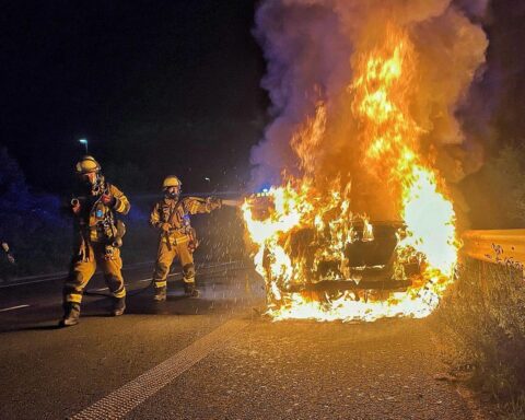 Brennendes Auto im Hafenbereich, Feuerwehr im Einsatz, keine Verletzten, Polizei ermittelt.