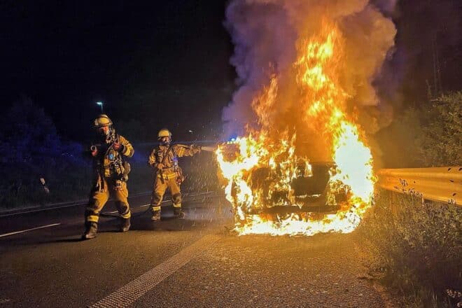 Fahrzeug auf Willy-Brandt-Ring in Neuss ausgebrannt