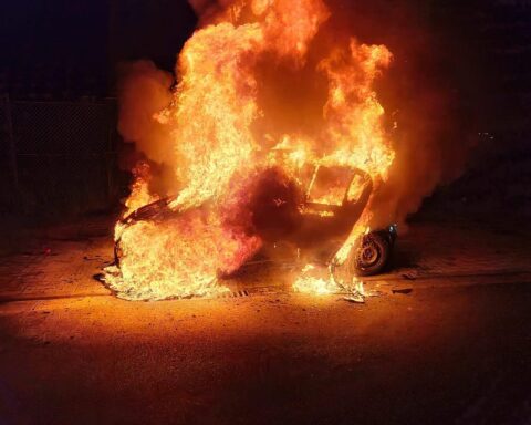 Feuerwehr löscht brennendes Fahrzeug in Altencelle; Einsatzkräfte bei Nacht im Einsatz.