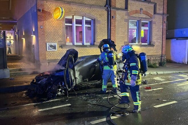 Fahrzeugbrand in Weinheim unter Kontrolle gebracht