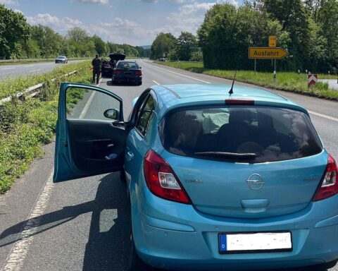 Falschfahrer verursacht Unfall: Opel-Fahrerin verletzt, Polizei sucht Zeugen des Vorfalls.