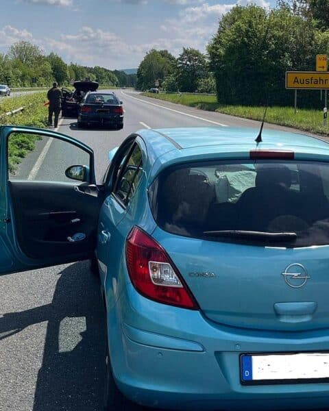 Falschfahrer verursacht Unfall: Opel-Fahrerin verletzt, Polizei sucht Zeugen des Vorfalls.